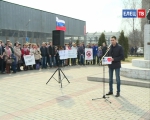 Питер, мы с тобой! В Ельце,  по инициативе «Молодой гвардии Единой России», состоялась акция памяти жертв теракта  в Санкт-Петербурге «Вместе против террора»