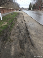 По улице Свердлова необходимо решить проблему парковки автомобилей!
