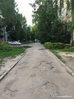 Когда администрация Ельца примет меры, чтобы сделать хороший пешеходный тротуар, залатать ямы и заасфальтировать дорогу в пятом микрорайоне?
