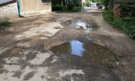 Когда администрация Ельца примет меры, чтобы сделать хороший пешеходный тротуар, залатать ямы и заасфальтировать дорогу в пятом микрорайоне?