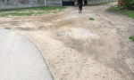 Когда администрация Ельца примет меры, чтобы сделать хороший пешеходный тротуар, залатать ямы и заасфальтировать дорогу в пятом микрорайоне?