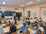 Сотрудники Госавтоинспекции проводят беседу с учениками начальных классов