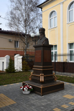 Возложение цветов к памятнику священномученика Сергия, архиепископа Елецкого
