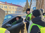 Сотрудники Госавтоинспекции совместно с отрядами ЮИД проводят акции в преддверии зимних каникул