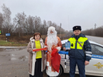 На дорогах Елецкого района Дед Мороз поздравляет водителей с наступающими праздниками