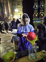 Учителя и ученики Православной гимназии участвуют в раздаче крещенской воды