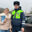 Сотрудники Госавтоинспекции раздают участникам дорожного движения памятки по безопасному поведению в темное время суток - Елецкий район