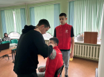 4 марта волонтёры-медики Елецкого медицинского колледжа им.К.С.Константиновой Ачкасов Федор, Чулков Артем и Димитриев Иван (сд-35) провели мастер-класс по оказанию первой помощи для студентов РОСНОУ