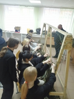 Студенты Елецкого медицинского колледжа им. К. С. Константиновой вместе с педагогами-наставниками продолжают активную работу по плетению маскировочных сетей и изготовлению блиндажных свечей