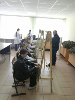 Студенты Елецкого медицинского колледжа им. К. С. Константиновой вместе с педагогами-наставниками продолжают активную работу по плетению маскировочных сетей и изготовлению блиндажных свечей