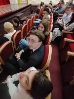 28 марта студенты-участники театральной студии колледжа “АЗ” отметили День театра коллективным посещением театра