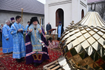 Владыка совершил чин освящения накупольных крестов