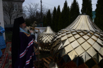 Владыка совершил чин освящения накупольных крестов