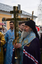 Владыка совершил чин освящения накупольных крестов