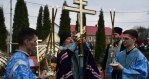 Владыка совершил чин освящения накупольных крестов