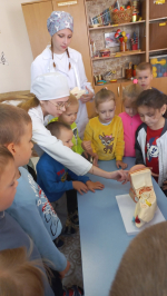 В рамках Международного дня глухих (который отмечается 29 сентября) активисты первичного отделения “Движения первых” проекта “Школа доктора Пилюлькина” 24 сентября провели тематическое занятие об органе слуха в МБДОУ детский сад №24