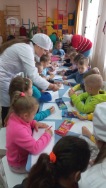 В рамках Международного дня глухих (который отмечается 29 сентября) активисты первичного отделения “Движения первых” проекта “Школа доктора Пилюлькина” 24 сентября провели тематическое занятие об органе слуха в МБДОУ детский сад №24
