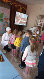В рамках Международного дня глухих (который отмечается 29 сентября) активисты первичного отделения “Движения первых” проекта “Школа доктора Пилюлькина” 24 сентября провели тематическое занятие об органе слуха в МБДОУ детский сад №24