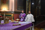 В праздник Воздвижения Креста Господня епископ Максим совершил Литургию в Вознесенском соборе