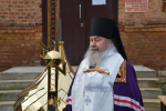 Владыка совершил чин освящения накупольного креста