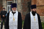 Владыка совершил чин освящения накупольного креста