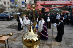 Владыка совершил чин освящения накупольного креста