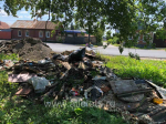 В зарослях некошеного бурьяна в Ельце притаилась свалка мусора!