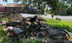 В зарослях некошеного бурьяна в Ельце притаилась свалка мусора!