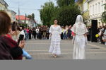 5 сентября улица Мира превратилась в подиум, где прошло дефиле, объединившее народные традиции