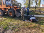 Сотрудники МБУ «Благоустройство» и представители ООО «Агроснабсахар» провели субботник на пешеходной зоне вдоль окружной трассы